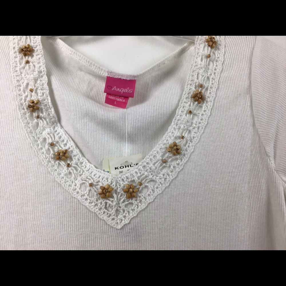 Tee,white ribbed, with neck decor.